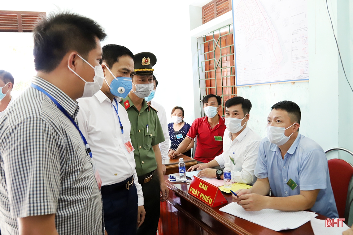 Lãnh đạo Hà Tĩnh kiểm tra công tác bầu cử, động viên cử tri tại các khu vực bỏ phiếu