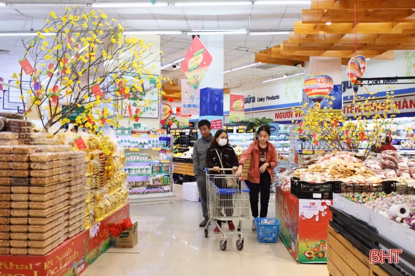 Người dân Hà Tĩnh nô nức đi sắm tết