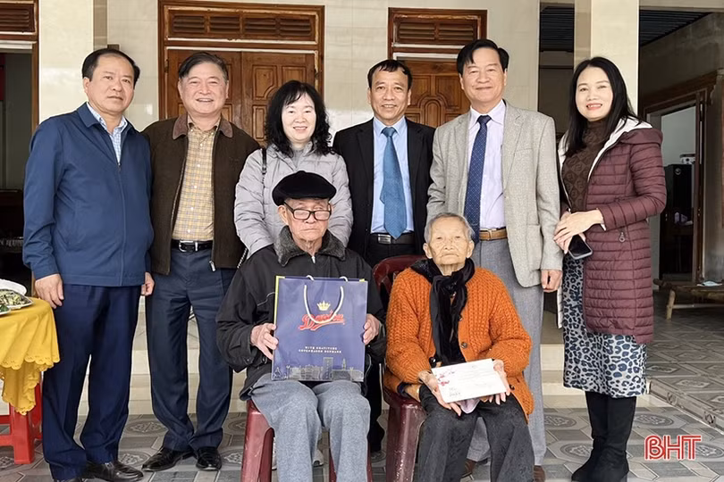 Chủ tịch Liên hiệp các Hội KHKT Việt Nam trao quà cho nhân sĩ trí thức, người dân khó khăn ở Hà Tĩnh
