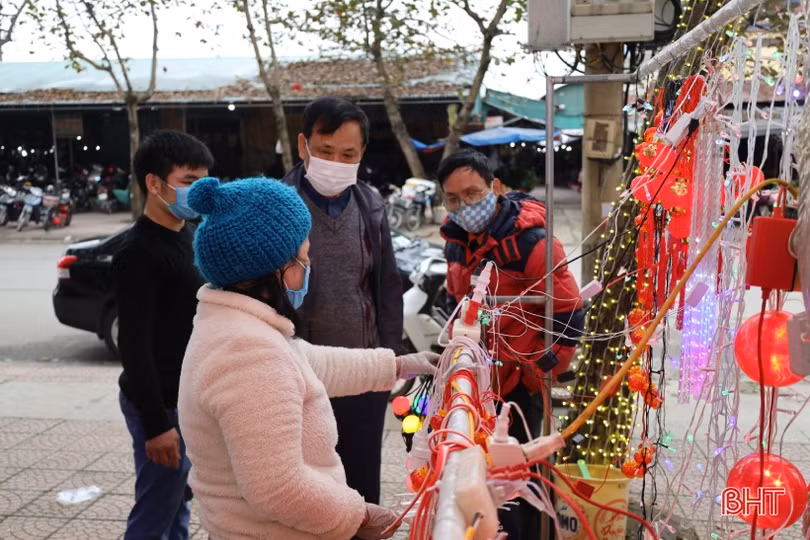 Người dân Hà Tĩnh nô nức đi sắm tết