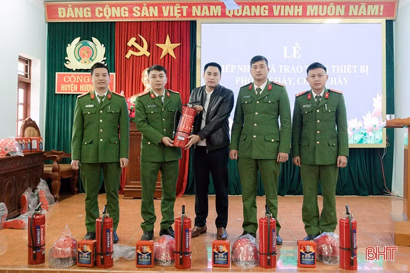 Một cá nhân tặng thiết bị PCCC trị giá 100 triệu đồng cho các địa phương ở Hương Sơn