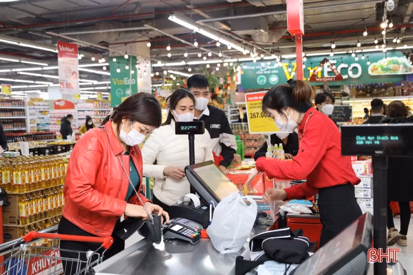 Người dân Hà Tĩnh nô nức đi sắm tết