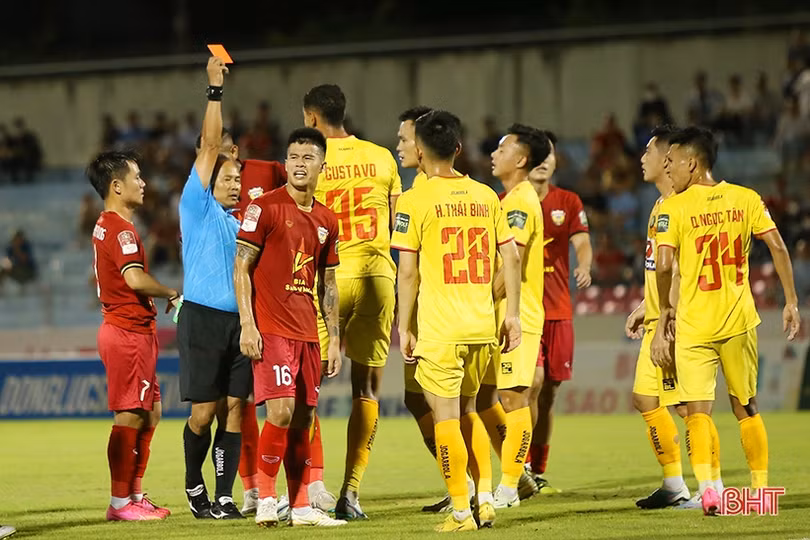 Hồng Lĩnh Hà Tĩnh hòa Thanh Hoá dù thi đấu hơn người