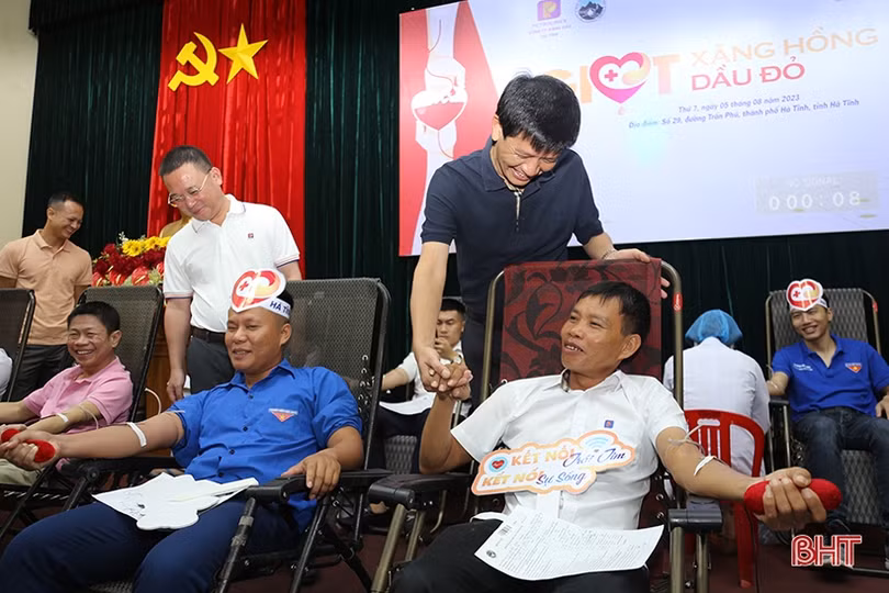 Cán bộ, nhân viên Xăng dầu Hà Tĩnh hiến 66 đơn vị máu tình nguyện