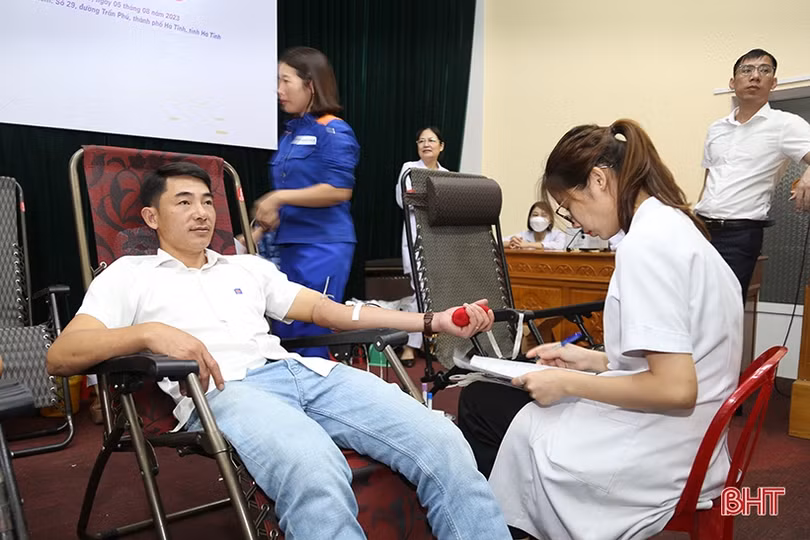 Cán bộ, nhân viên Xăng dầu Hà Tĩnh hiến 66 đơn vị máu tình nguyện