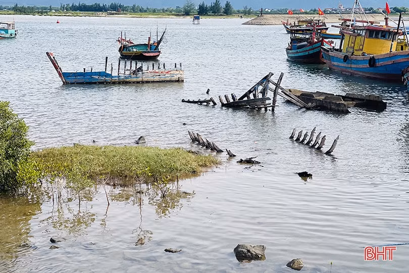 Xác tàu thuyền ngổn ngang ở vùng biển Cửa Nhượng