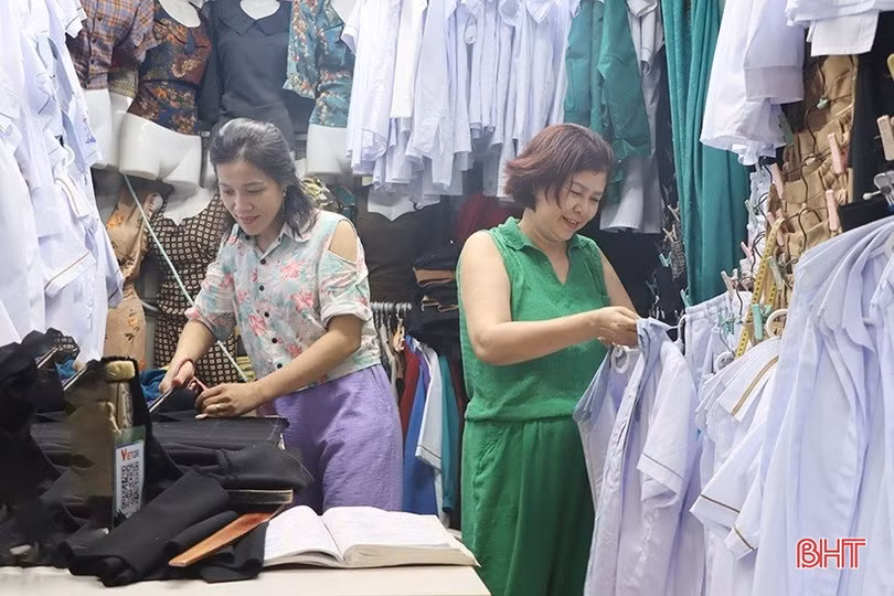 Các cơ sở may đồng phục tất bật “chốt đơn”