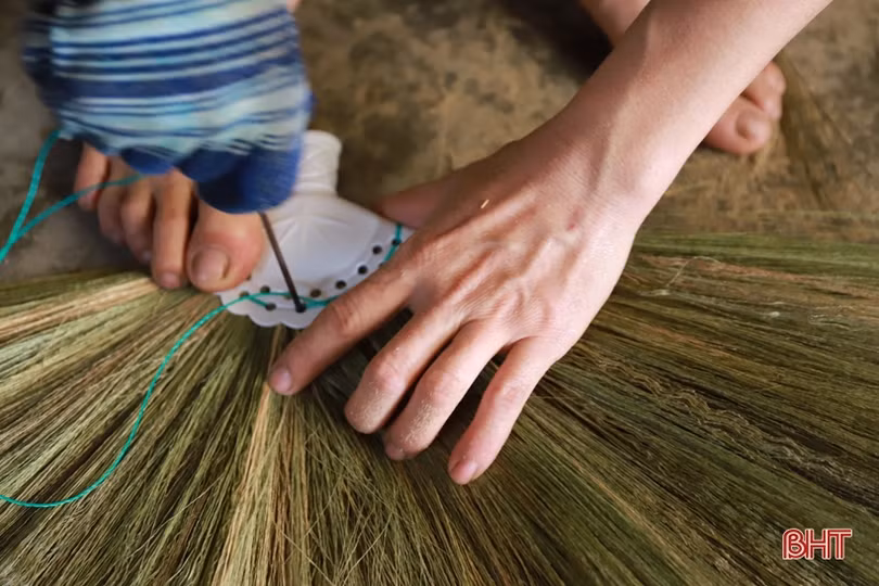 Học ngành xây dựng, “rẽ hướng” làm ông chủ sản xuất chổi đót