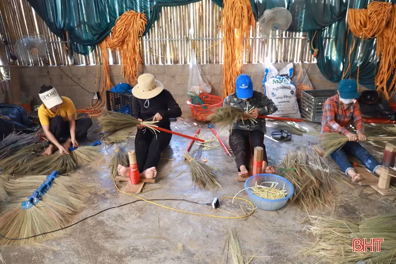 Học ngành xây dựng, “rẽ hướng” làm ông chủ sản xuất chổi đót