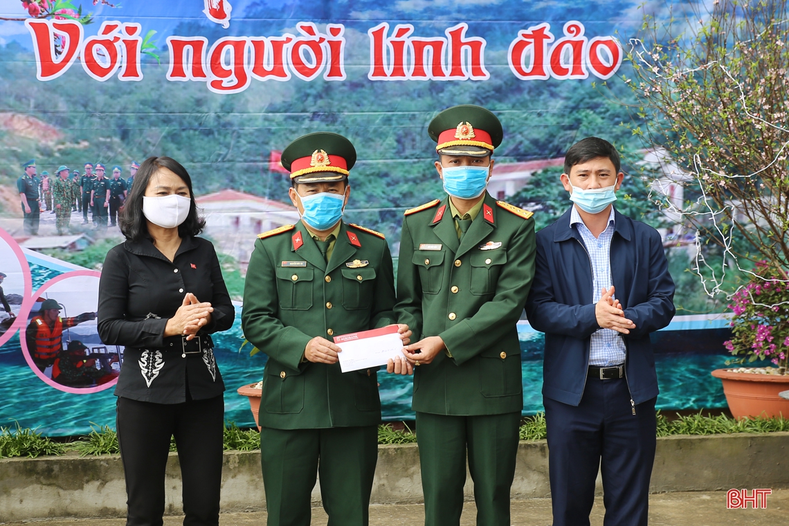Bí thư Tỉnh ủy Hà Tĩnh kiểm tra công tác sẵn sàng chiến đấu và chúc tết tại đảo Sơn Dương