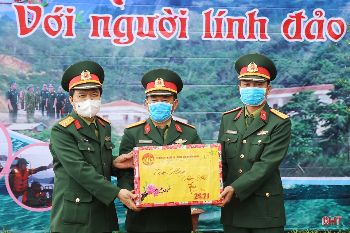Bí thư Tỉnh ủy Hà Tĩnh kiểm tra công tác sẵn sàng chiến đấu và chúc tết tại đảo Sơn Dương