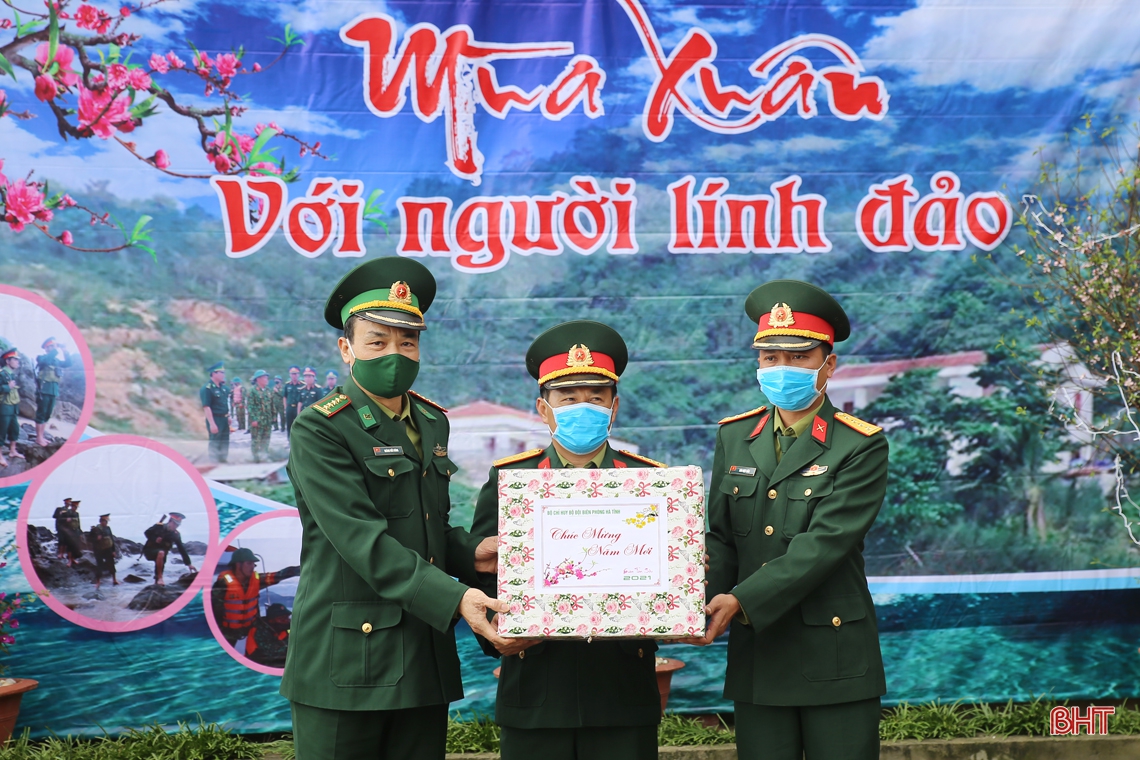 Bí thư Tỉnh ủy Hà Tĩnh kiểm tra công tác sẵn sàng chiến đấu và chúc tết tại đảo Sơn Dương