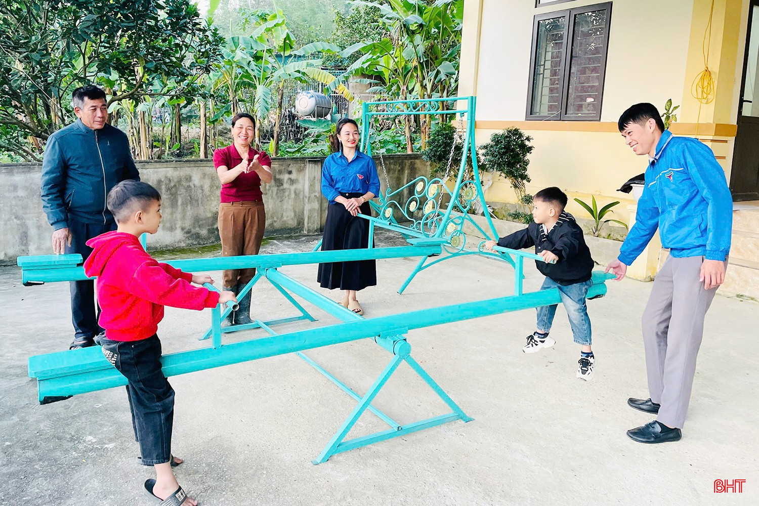 bqbht_br_doan-xa-son-tien-trao-tang-khu-vui-choi-tre-em-cho-thon-hoa-tien1.jpg