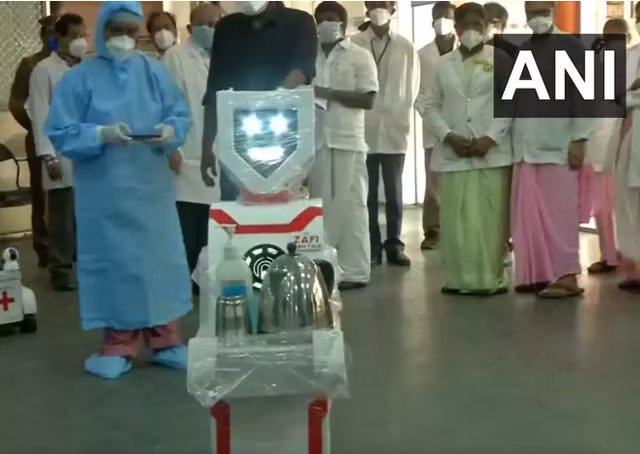 Robot mang thuốc cho bệnh nhân Covid-19