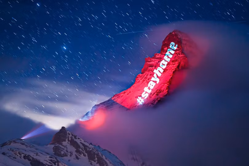 Thông điệp “hãy ở nhà” chiếu sáng trên dãy Alps