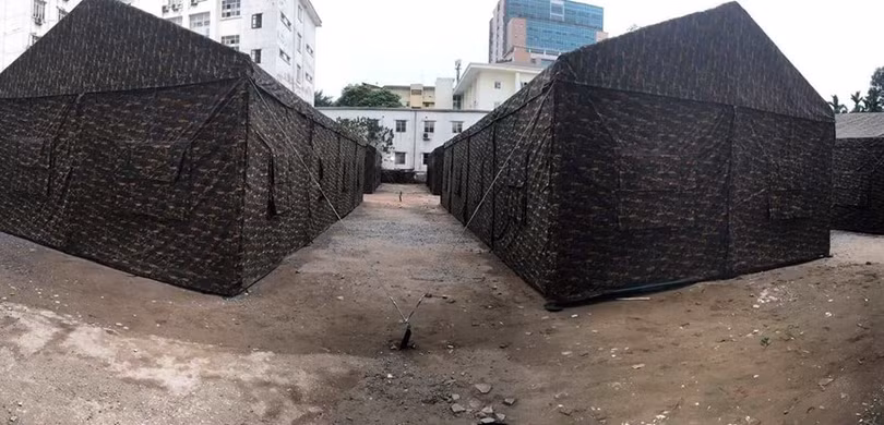Hình ảnh bệnh viện dã chiến trong khuôn viên Bệnh viện Bạch Mai