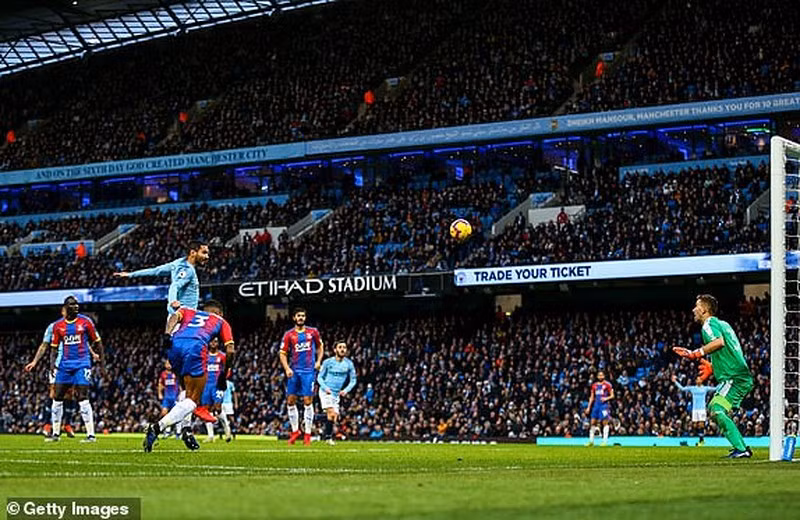 Man City, Chelsea cùng thua sốc sân nhà, Liverpool bứt phá