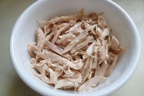 Bữa tối mẹ làm súp nui gà xé, bé ăn một lại muốn thêm hai