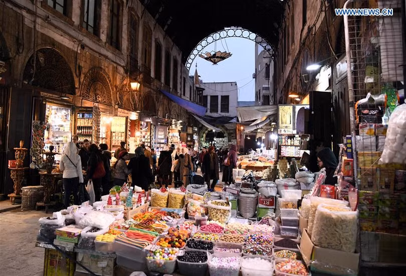 Người dân thủ đô Syria vui vẻ đi mua sắm đồ trang trí Noel