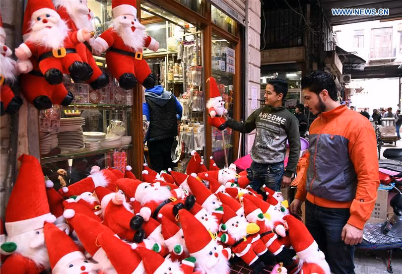 Người dân thủ đô Syria vui vẻ đi mua sắm đồ trang trí Noel