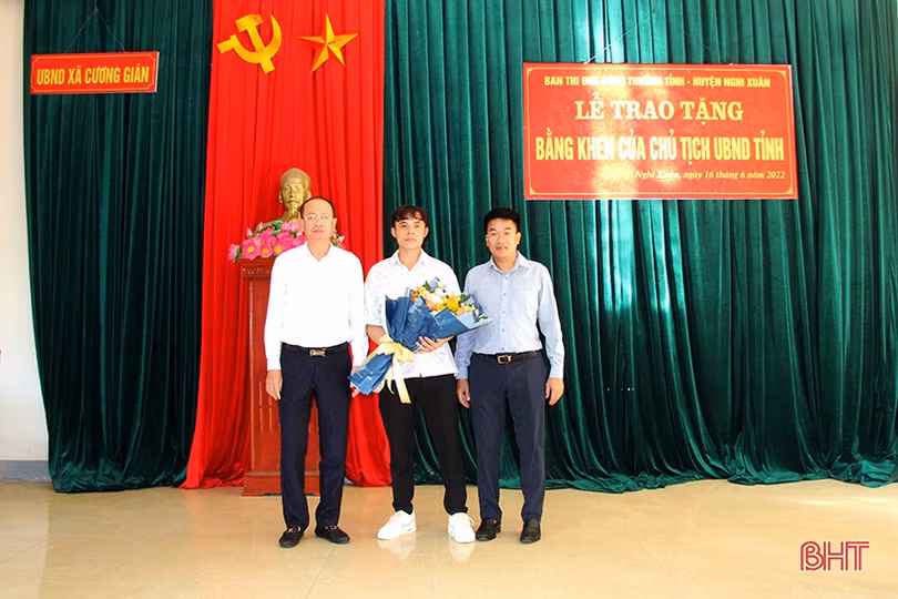 Trao bằng khen của Chủ tịch UBND tỉnh cho các cá nhân cứu 2 chị em bị đuối nước ở Nghi Xuân