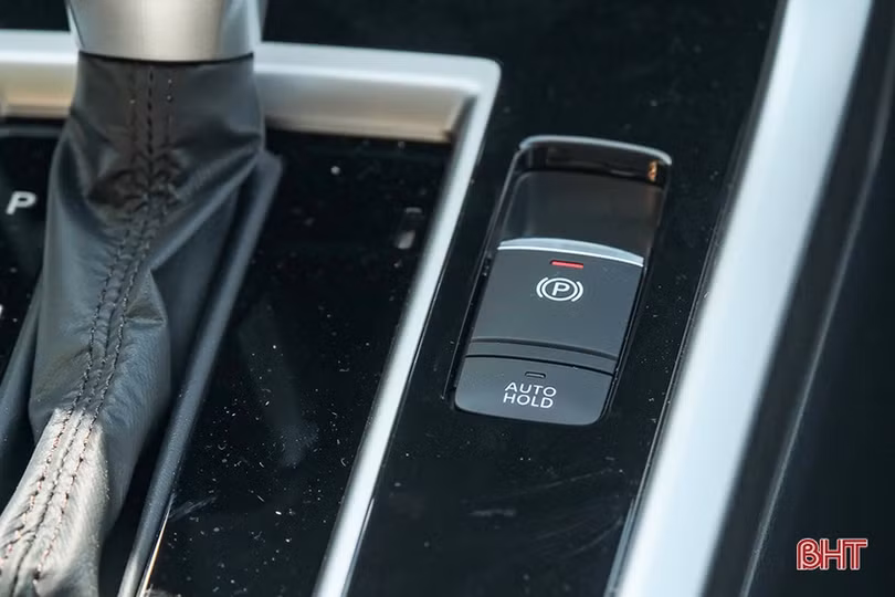 Phanh tay điện tử là chi tiết được quan tâm nhất trên phiên bản nâng cấp của Xpander 2022 Mitsubishi Xpander 2022 - mẫu xe ô tô 7 chỗ bán chạy nhất đã có mặt tại Hà Tĩnh