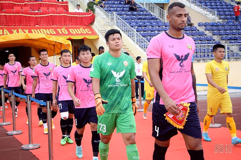 Hồng Lĩnh Hà Tĩnh thắng đậm Thanh Hóa trận khai mạc cup tứ hùng
