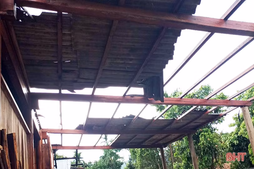 Lốc xoáy kèm mưa đá làm 30 ngôi nhà ở xã biên giới Hà Tĩnh bị tốc mái