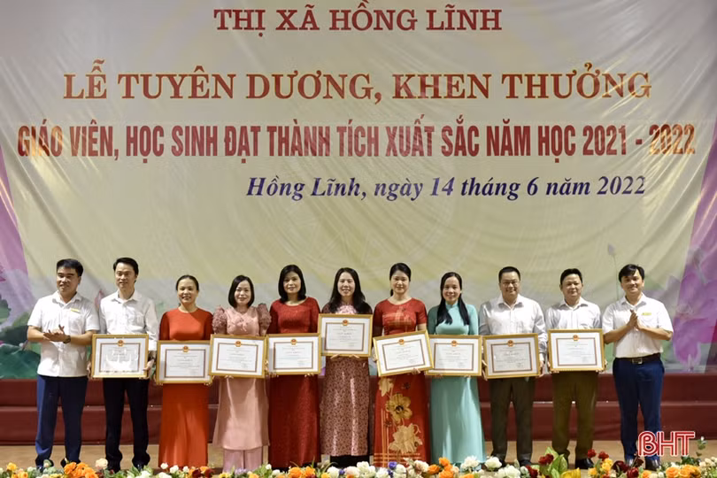 Thị xã Hồng Lĩnh tuyên dương, khen thưởng giáo viên, học sinh giỏi năm học 2021-2022