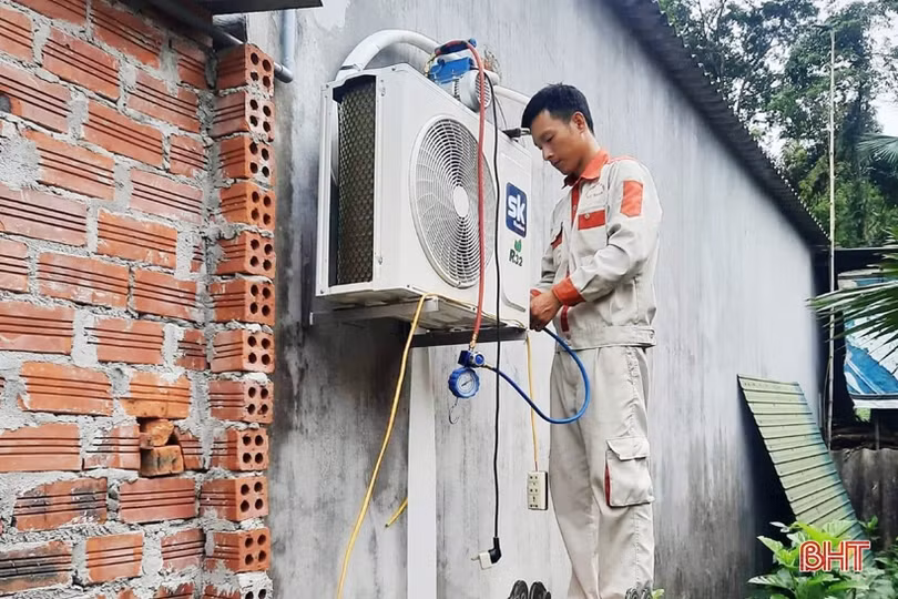 Thợ sửa chữa điện lạnh tại Hà Tĩnh “vã mồ hôi” mùa nắng nóng 