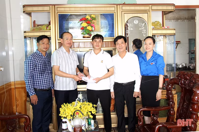 Thăm hỏi, động viên gia đình nạn nhân bị đuối nước ở Nghi Xuân