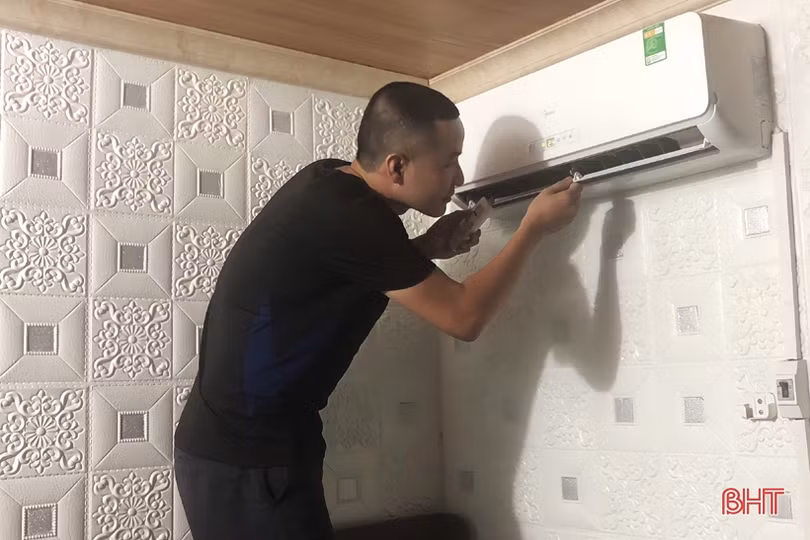 Thợ sửa chữa điện lạnh tại Hà Tĩnh “vã mồ hôi” mùa nắng nóng 