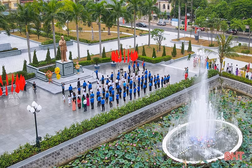 Tuổi trẻ Hà Tĩnh dâng hàng nghìn đóa sen hồng lên các phần mộ anh hùng liệt sỹ