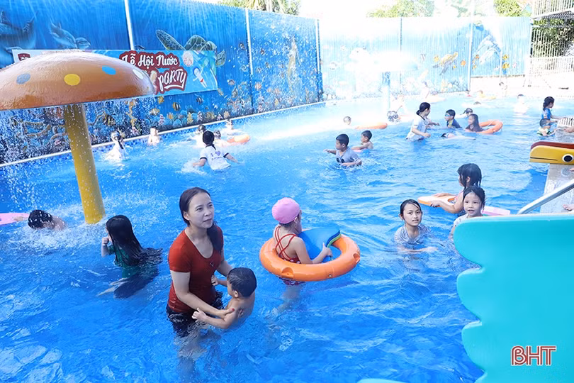 Dịch vụ bơi ở TP Hà Tĩnh hút khách trong những ngày hè nắng nóng