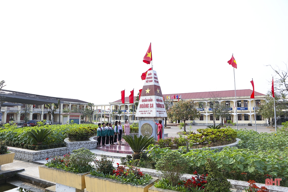 Mê mẩn ngôi trường làng ngập tràn sắc hoa ở Hà Tĩnh