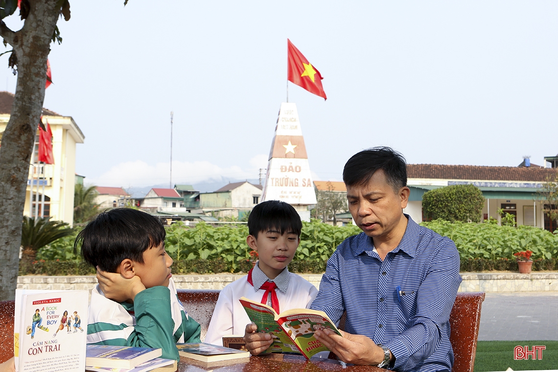 Mê mẩn ngôi trường làng ngập tràn sắc hoa ở Hà Tĩnh