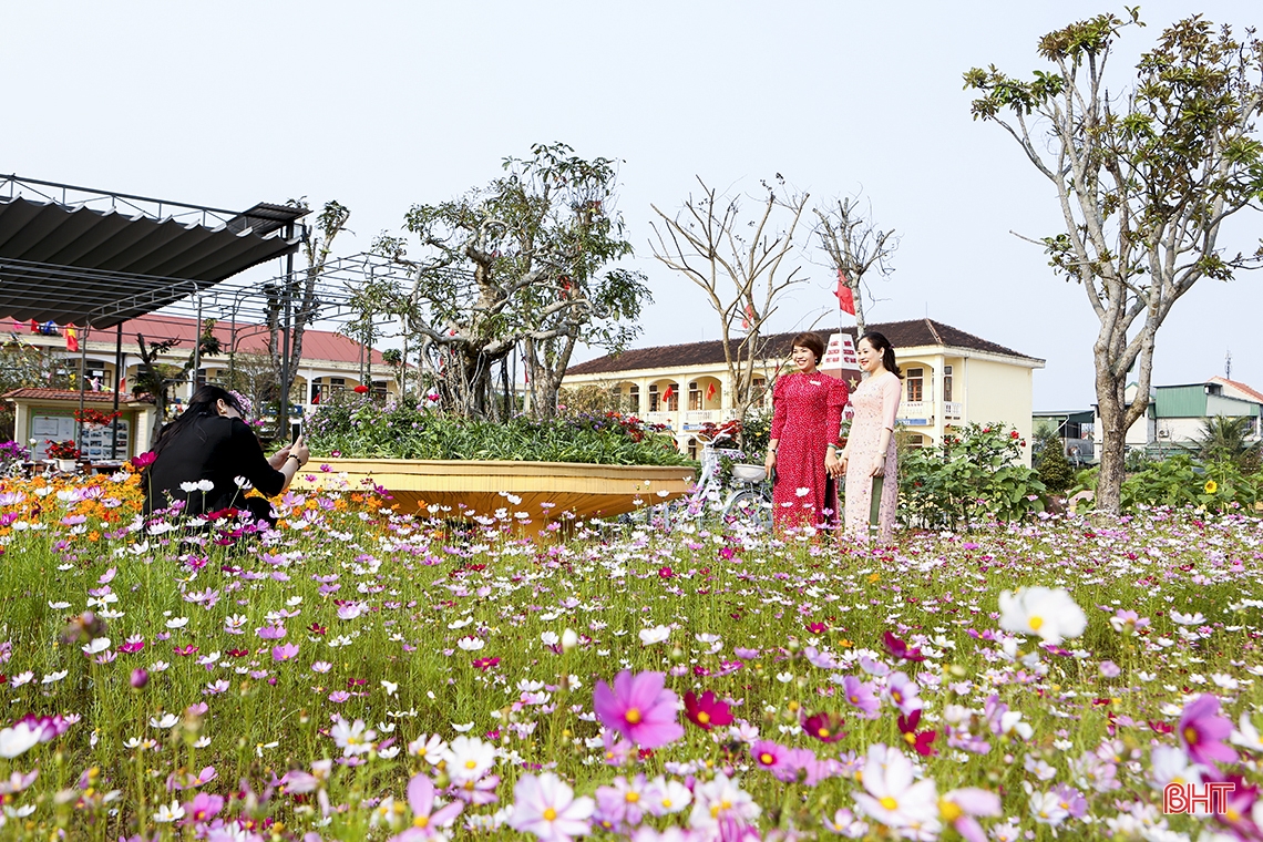 Mê mẩn ngôi trường làng ngập tràn sắc hoa ở Hà Tĩnh