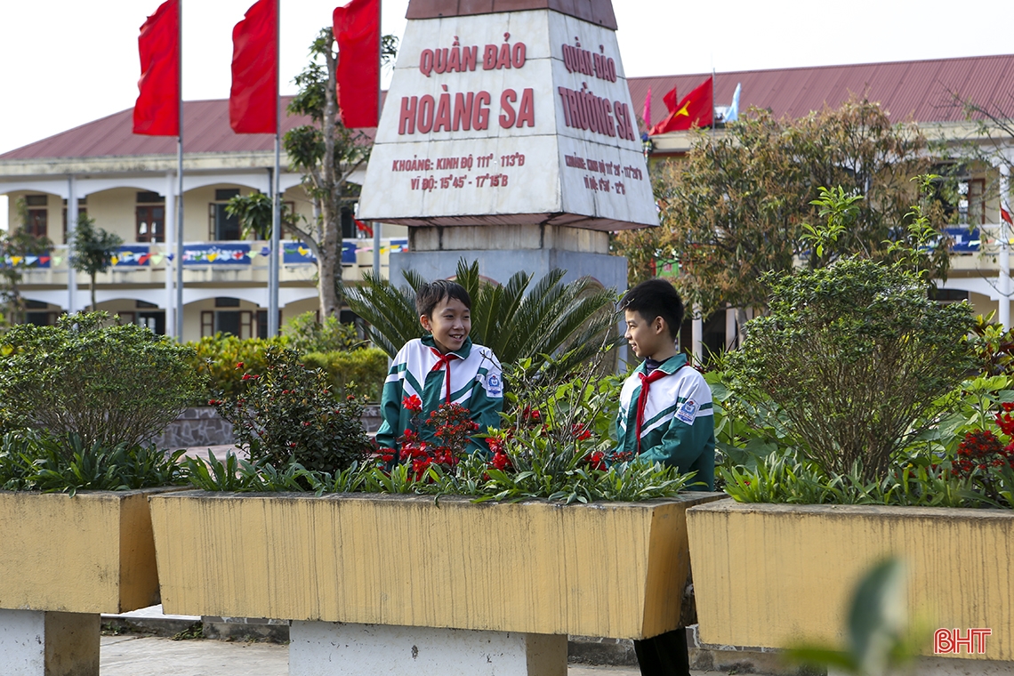 Mê mẩn ngôi trường làng ngập tràn sắc hoa ở Hà Tĩnh