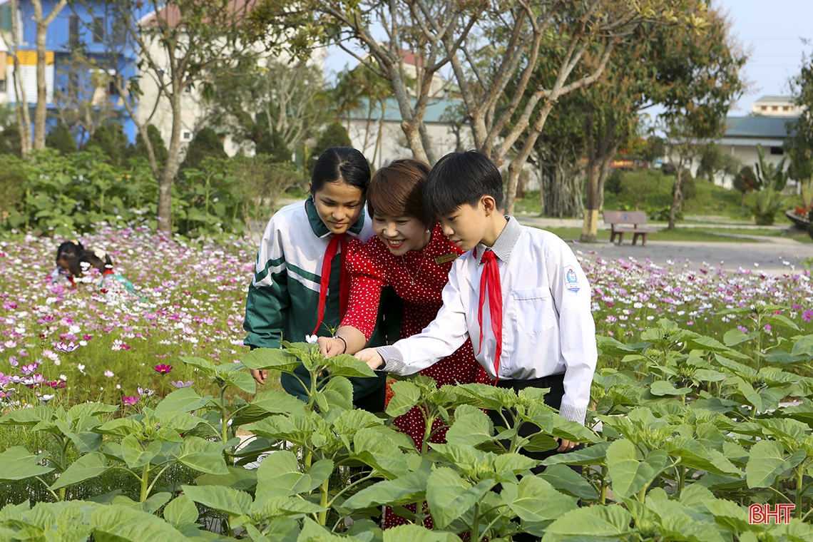 Mê mẩn ngôi trường làng ngập tràn sắc hoa ở Hà Tĩnh