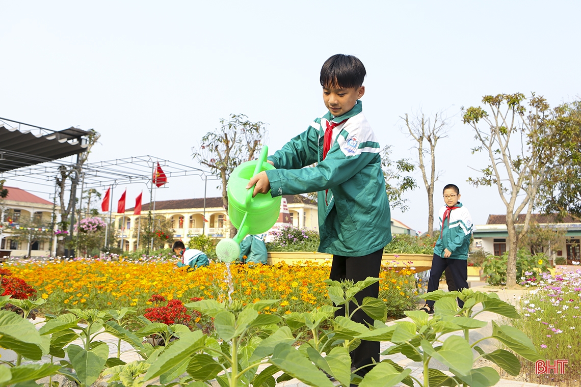Mê mẩn ngôi trường làng ngập tràn sắc hoa ở Hà Tĩnh