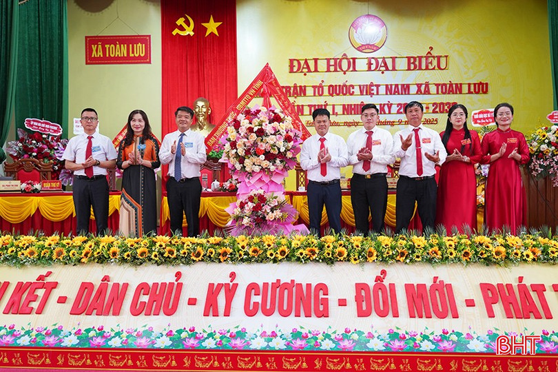 Đại biểu tặng hoa chúc mừng đại hội