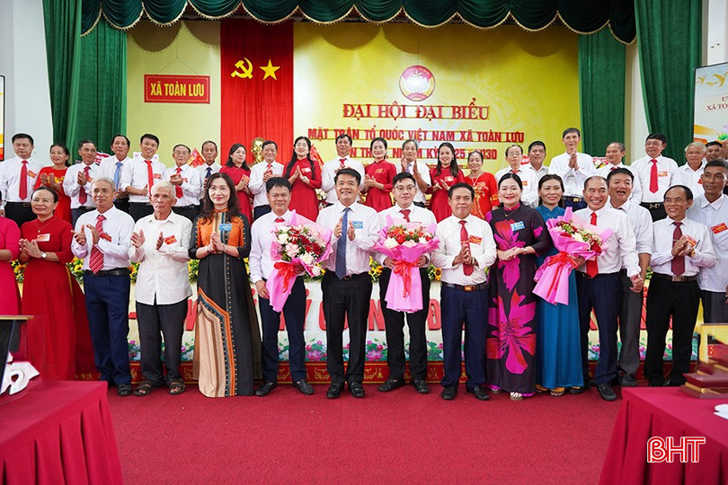 Đại biểu tặng hoa chúc mừng các ủy viên Ủy ban MTTQ Việt Nam xã Toàn Lưu, nhiệm kỳ 2025 - 2030.