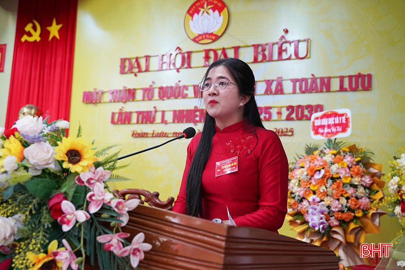 Bà Nguyễn Thị Thơ - Phó Chủ tịch Uỷ ban MTTQ, Chủ tịch Hội Phụ nữ xã trình bày báo cáo kiểm điểm MTTQ xã nhiệm kỳ 2024-2029.