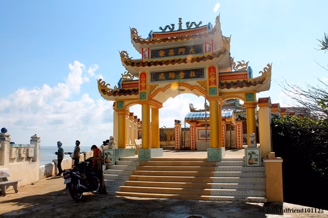 Mũi Doi Thầy (Mộ Thầy) được xây dựng từ thế kỷ 17, là điểm đến tâm linh của cư dân ở đây. Lễ cúng Thầy được tổ chức hàng năm vào ngày mùng 4/4 (Âm lịch). Đây là hoạt động văn hóa, tín ngưỡng của người dân trên đảo với những nghi thức cổ truyền, cầu trời yên biển lặng, đất thái dân an. canh dep lam say long nguoi o dao phu quy