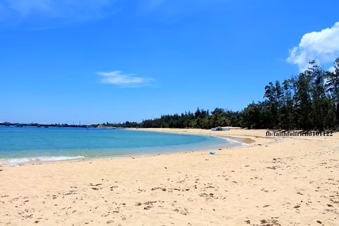 Vịnh Triều Dương thuộc xã Tam Thanh, nằm cách cảng Phú Qúy khoảng chừng 1 km. Nơi đây có bãi tắm rộng, cát trắng phau trải dài tít tắp đến tận cảng cùng với làn nước biển xanh trong. Trên bờ có hàng dương, hàng dừa xanh mát, thích hợp cho dân địa phương cũng như du khách tìm đến tắm biển, cắm trại, dã ngoại. canh dep lam say long nguoi o dao phu quy