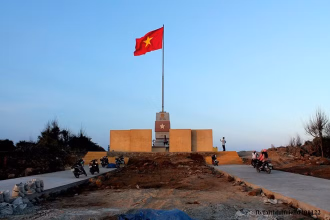 Cột cờ trên đảo Phú Qúy thể hiện chủ quyền và quyền lãnh thổ của Việt Nam, hiên ngang với cờ đảo sao vàng bay phấp phới trong chiều lộng gió. canh dep lam say long nguoi o dao phu quy