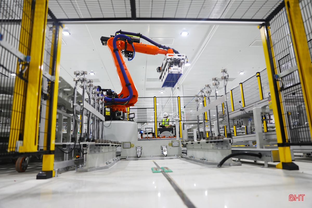 Cận cảnh chạy thử dàn robot của Nhà máy Sản xuất Pin VinES