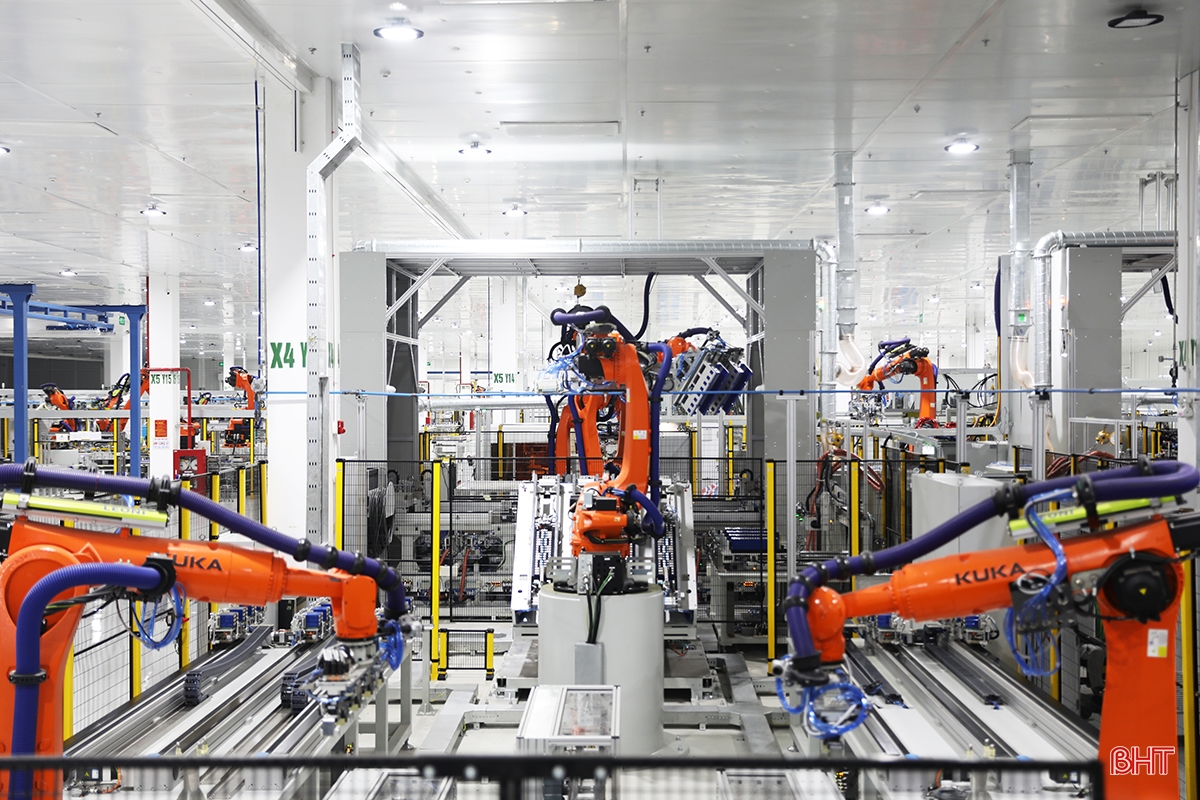 Cận cảnh chạy thử dàn robot của Nhà máy Sản xuất Pin VinES