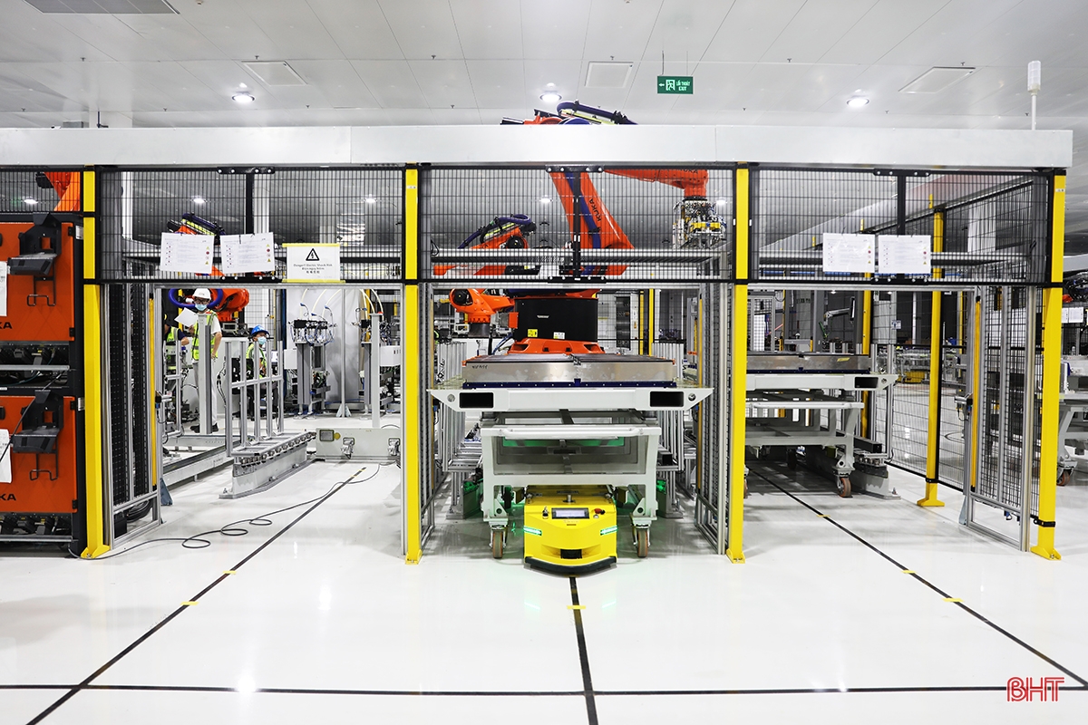 Cận cảnh chạy thử dàn robot của Nhà máy Sản xuất Pin VinES