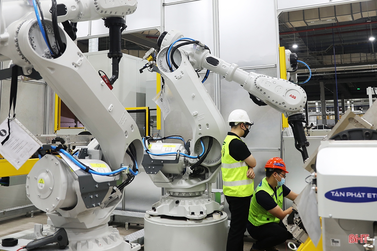 Cận cảnh chạy thử dàn robot của Nhà máy Sản xuất Pin VinES